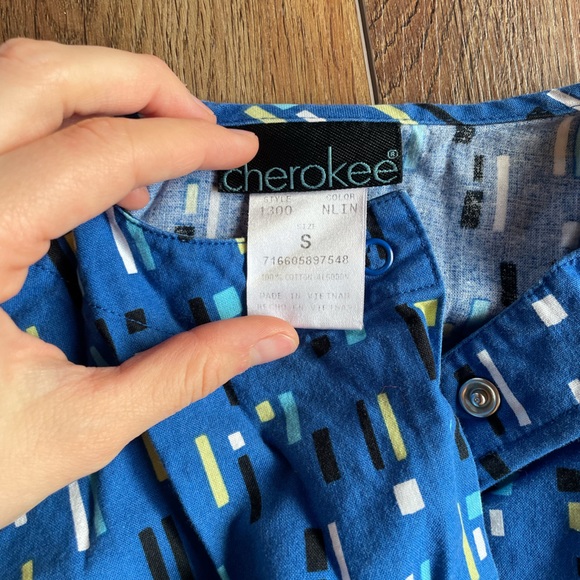 Small Cherokee long sleeve scrub button up - Picture 2 of 3